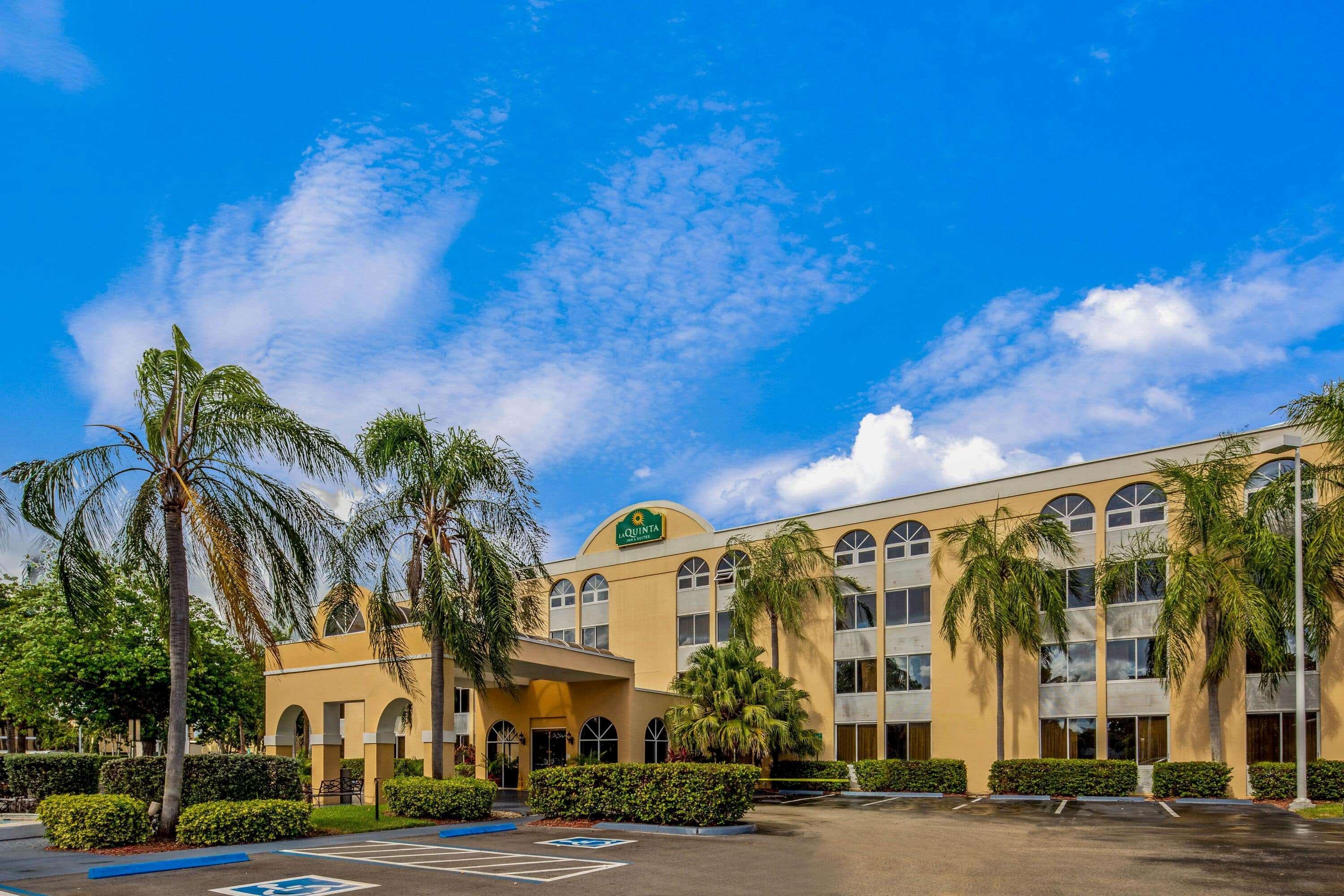 La Quinta By Wyndham Miami Lakes Exterior photo
