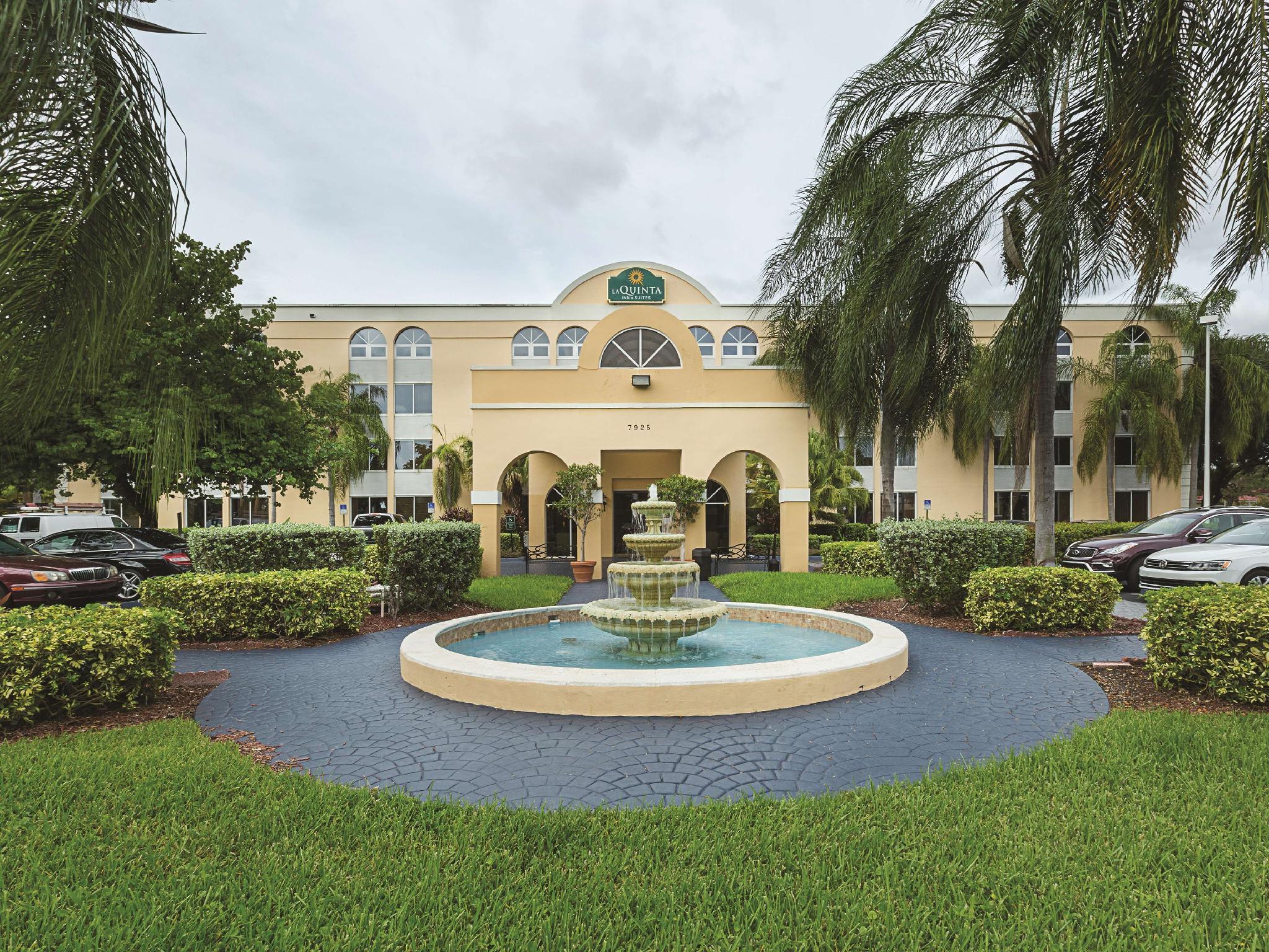 La Quinta By Wyndham Miami Lakes Exterior photo